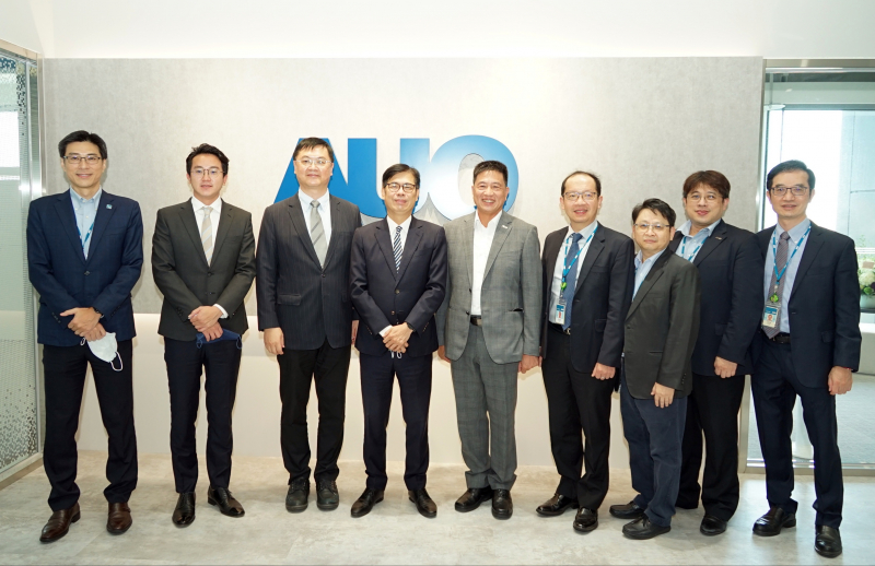 光電前進亞灣成立「AUO解決方案研發中心」，作為多元場域解決方案研發及試驗場域（圖中左為高雄市長陳其邁、圖中右為光電董事長彭双浪）